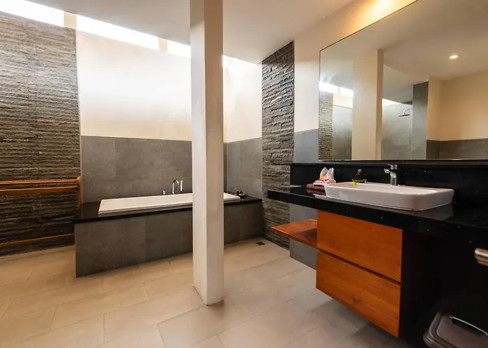 Bali Ayu & 10 Minutes Walking Distance To The Hotel 4*